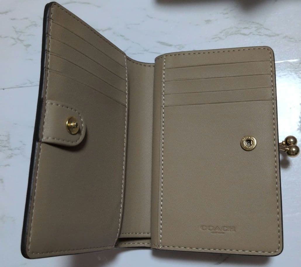 COACH キスロック ミディアム ウォレット　フローラル プリント