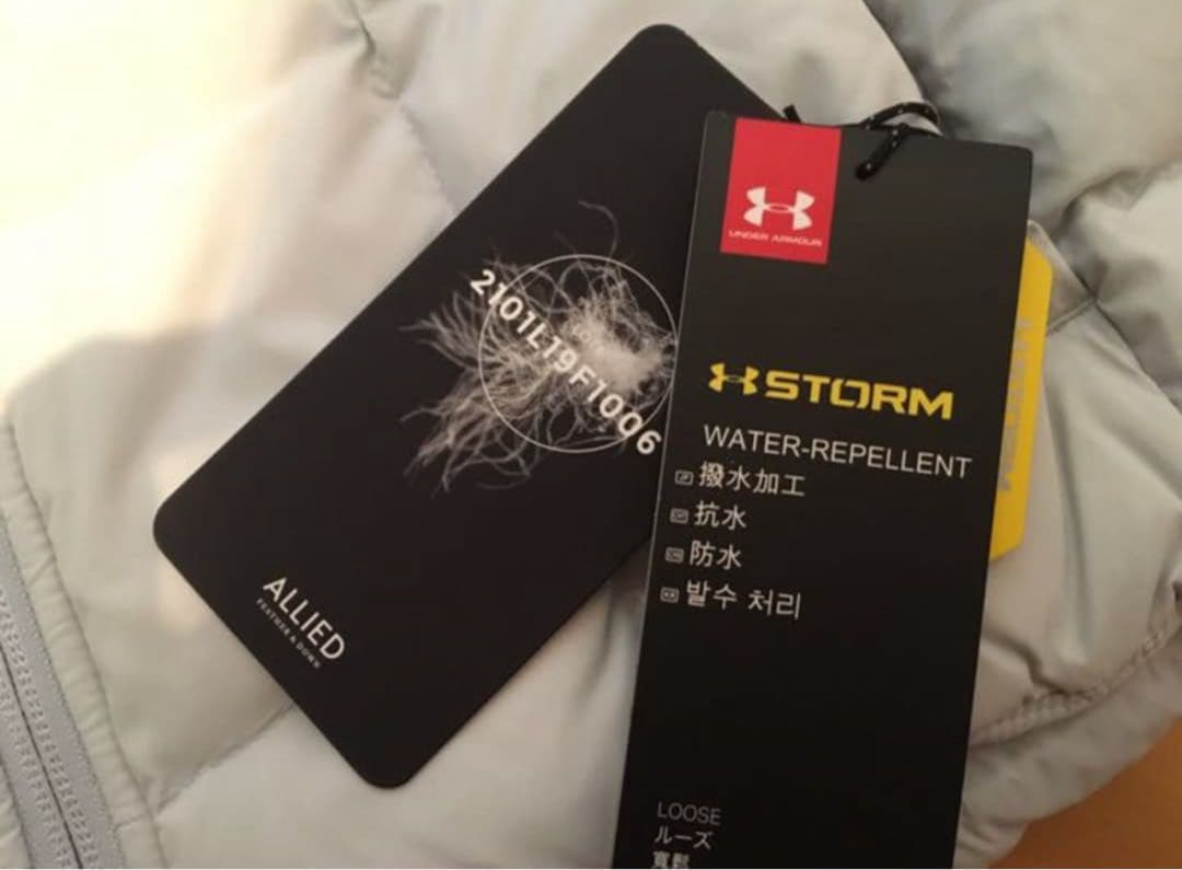 新品未使用☆アンダーアーマー　UAストームダウンベストSM (ホワイトグレー)