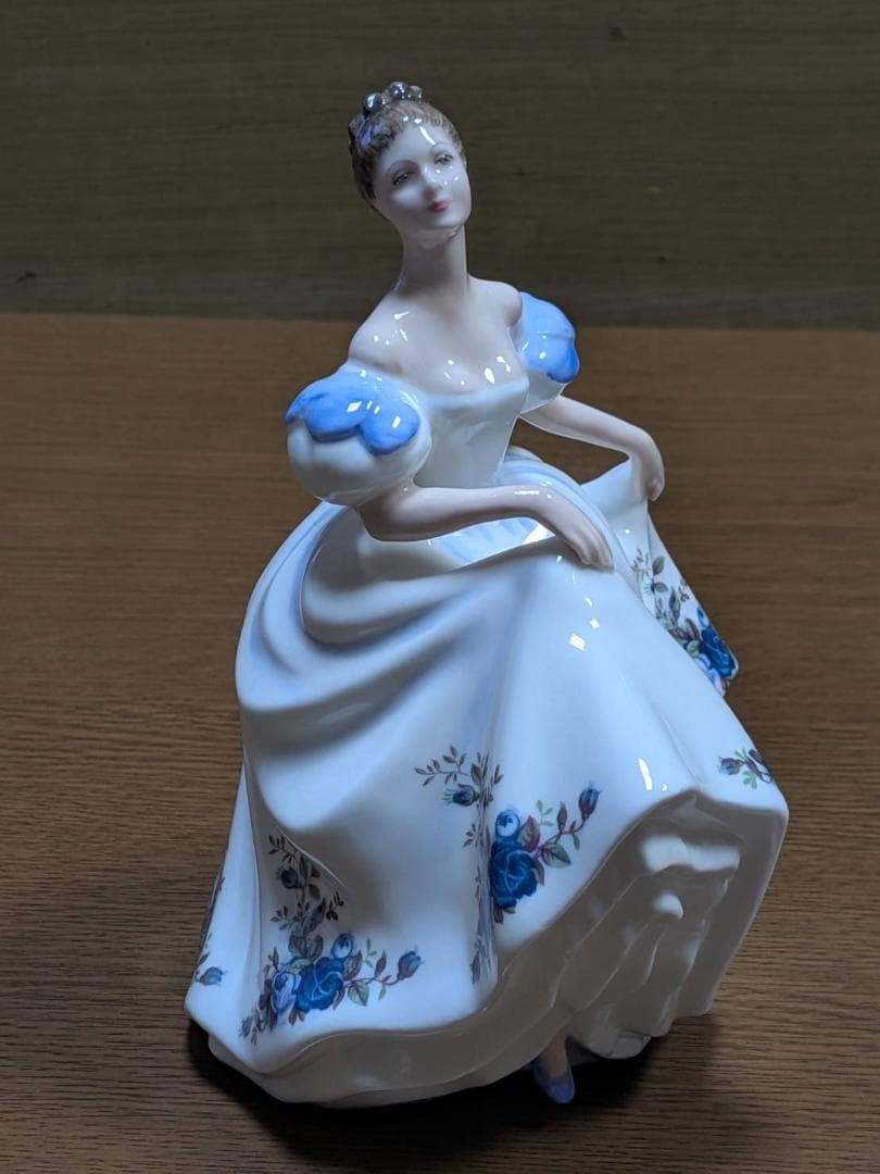 i2 ロイヤルドルトン ベアトリス 陶器人形