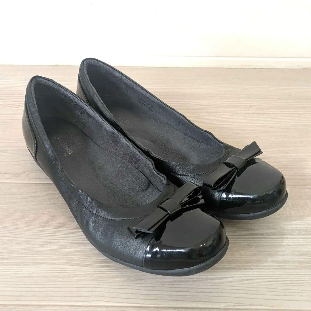 美品✨ペダラ エナメル フラットシューズ 24.0 2E リボン ブラック
