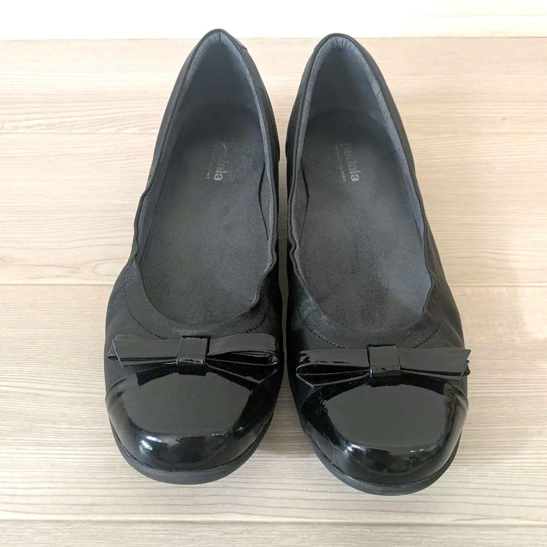 美品✨ペダラ エナメル フラットシューズ 24.0 2E リボン ブラック