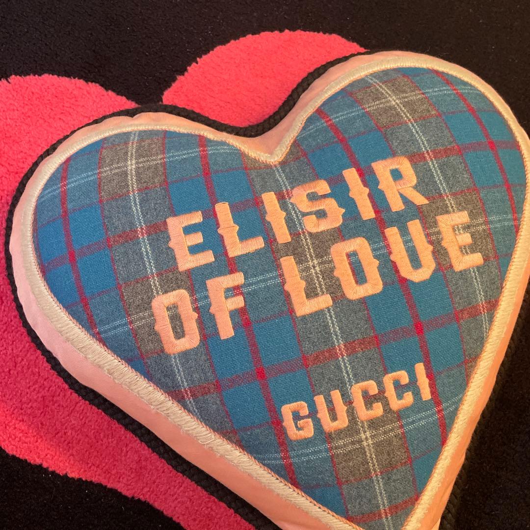 GUCCI ELISIR OF LOVE ハート型クッション