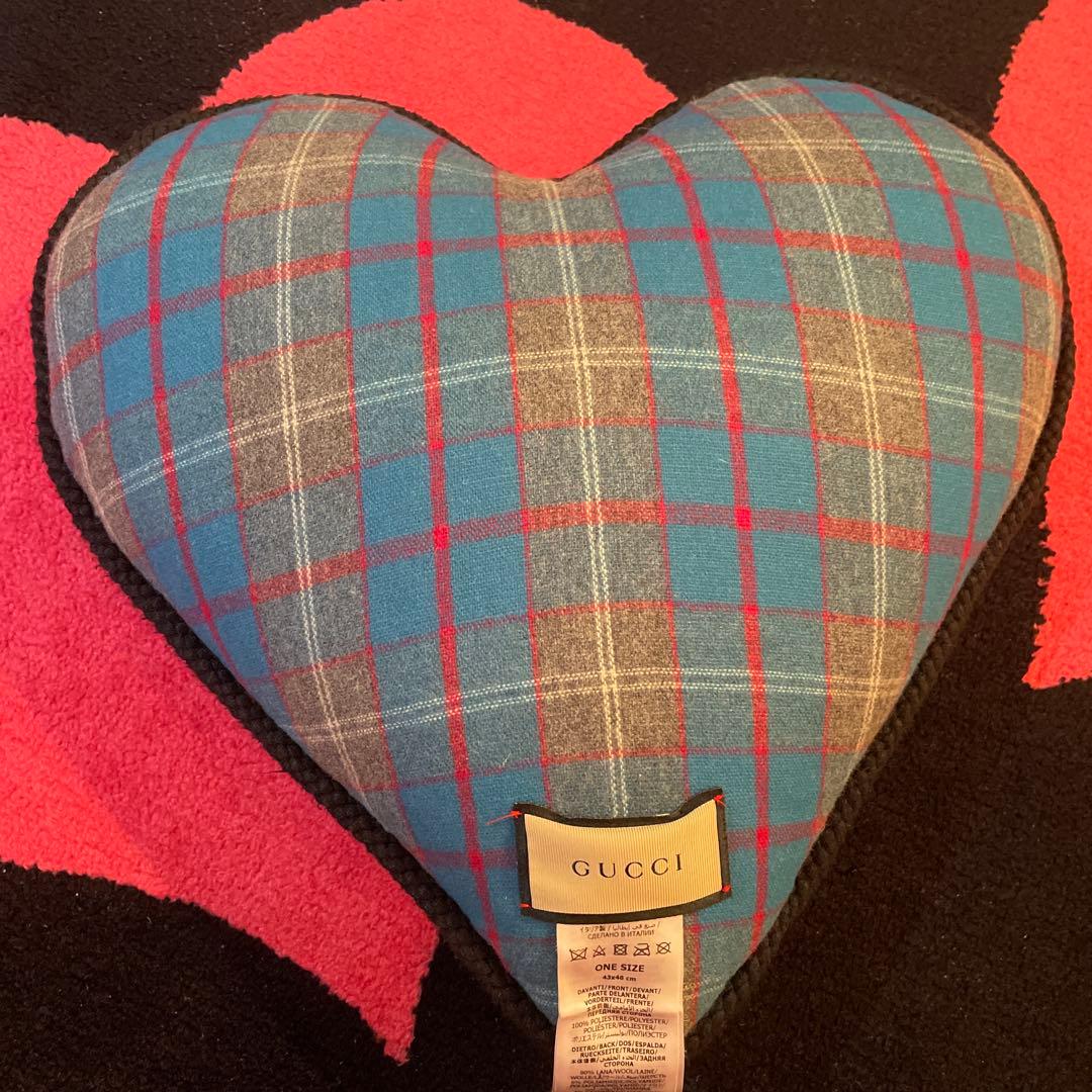 GUCCI ELISIR OF LOVE ハート型クッション