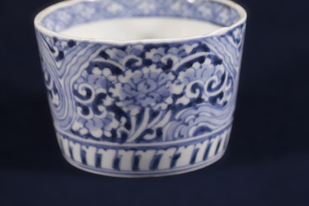 511　古伊万里大振染付大河蛇行菊花唐草図蕎麦猪口　無傷美品　江戸中期