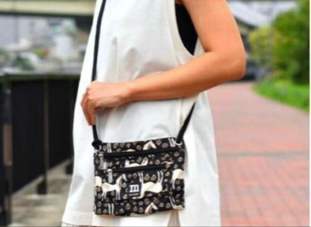 ◆新品未使用◆マリメッコ　marimekko トラベルポーチ　サコッシュ　馬