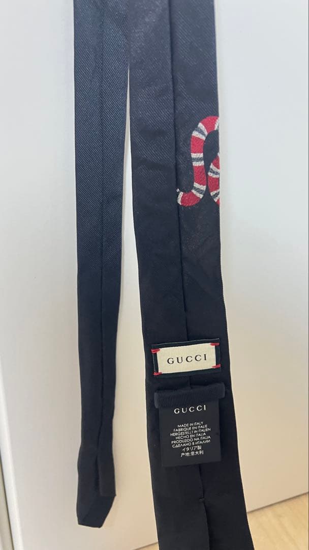 GUCCI ブラック ネクタイ スネークモチーフ