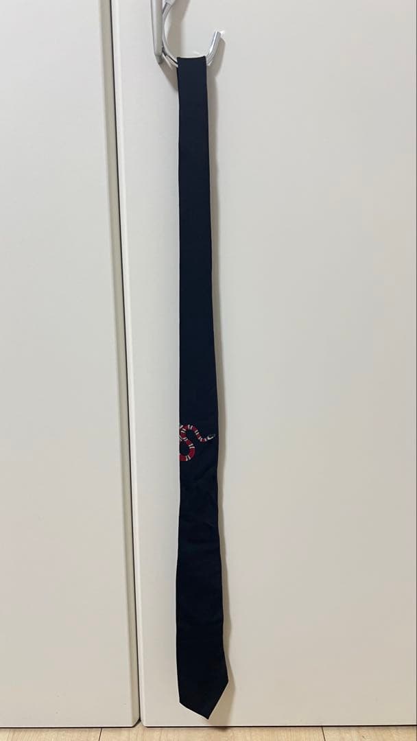 GUCCI ブラック ネクタイ スネークモチーフ