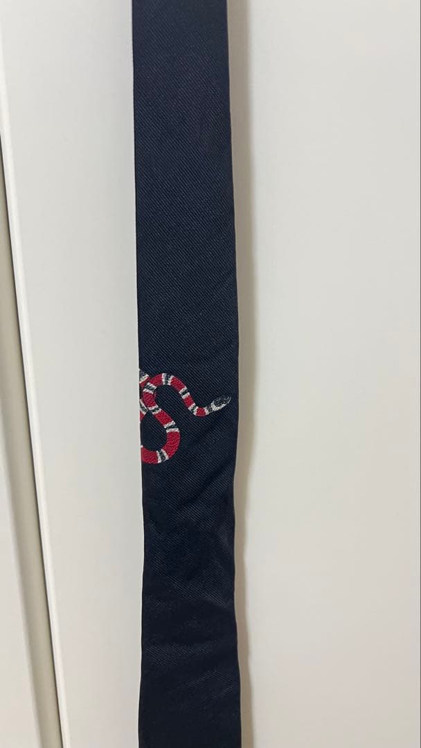 GUCCI ブラック ネクタイ スネークモチーフ