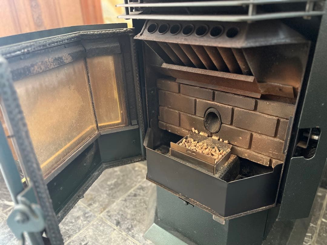 Whitfield ペレットストーブ + Hot Shots ペレット燃料付き！