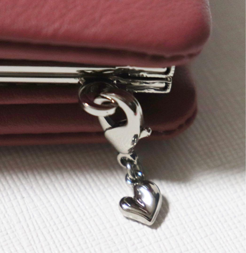 《ジル スチュアート》未使用 ハートチャーム付 やわらかレザーがま口2つ折り財布