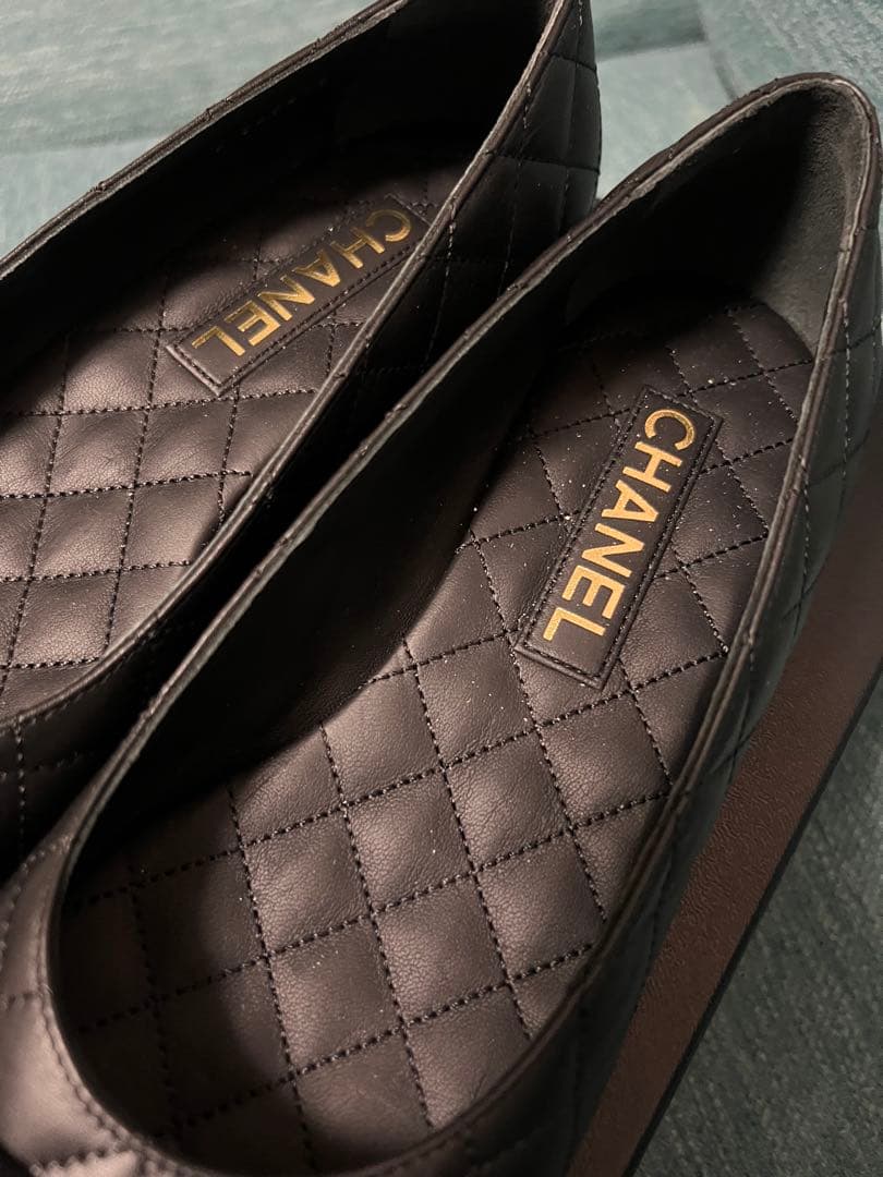 新品。国内購入。新作入手困難なCHANEL シャネルブラック フラット