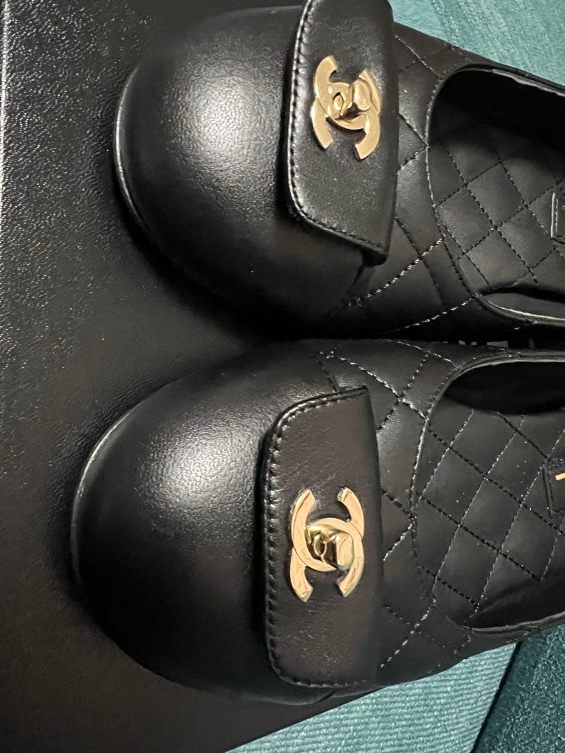 新品。国内購入。新作入手困難なCHANEL シャネルブラック フラット