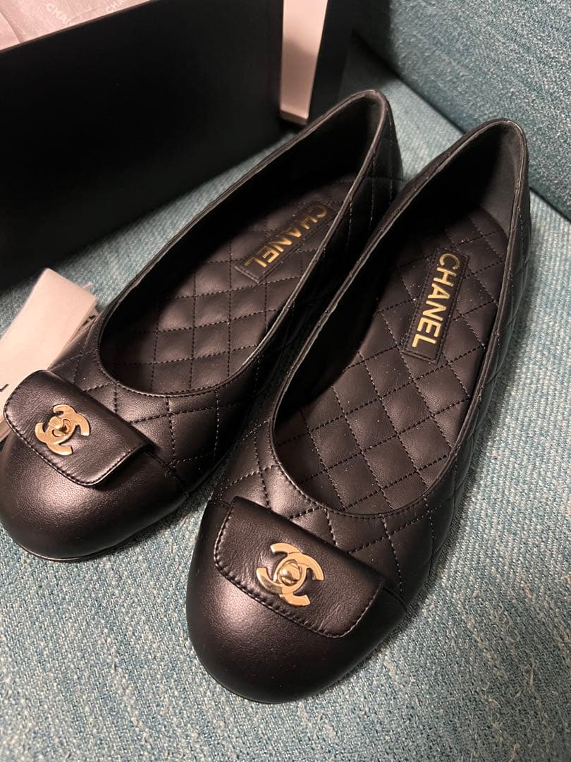 新品。国内購入。新作入手困難なCHANEL シャネルブラック フラット