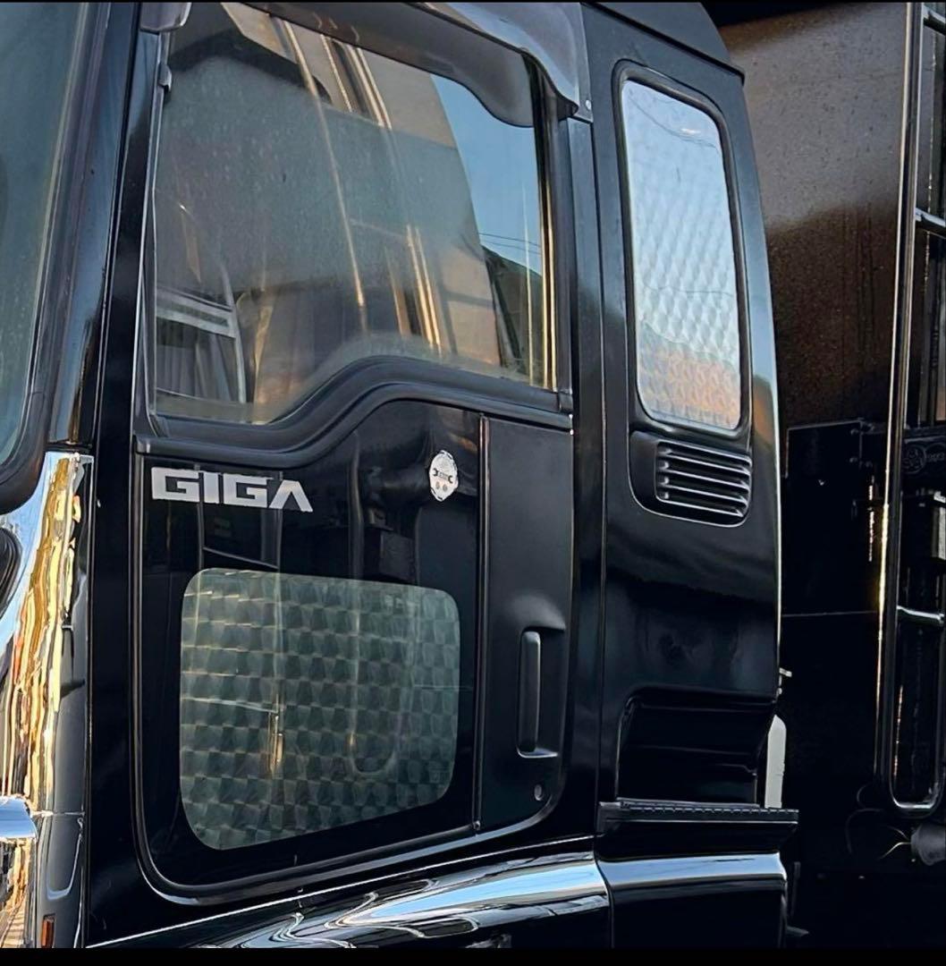 ギガ 安全窓　寝台窓 ベッド窓 ウロコ レトロ デコトラ　いすゞ　フォワード
