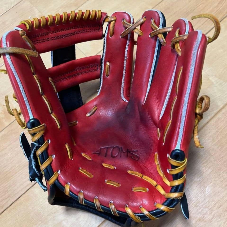 軟式野球グローブ 赤と黒 アトムズ
