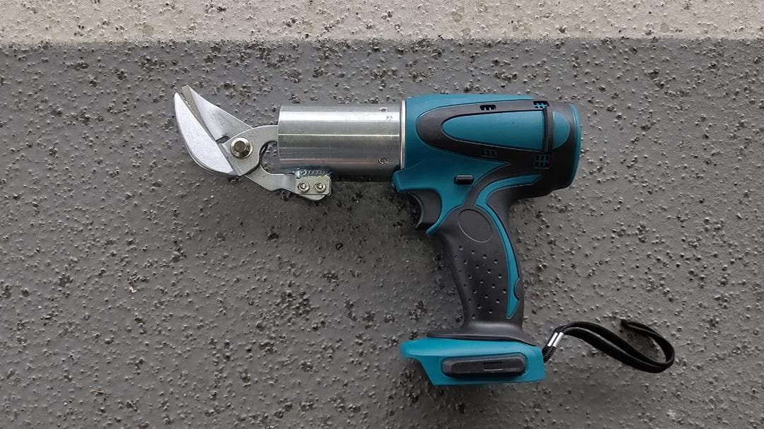 充電式の電動ハサミ 作業しやすいコードレス