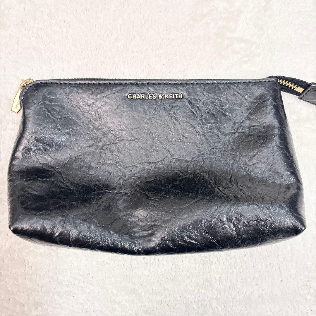 チャールズアンドキース ドゥオ ブレードチェーン ハンドル ホーボーバッグ 黒