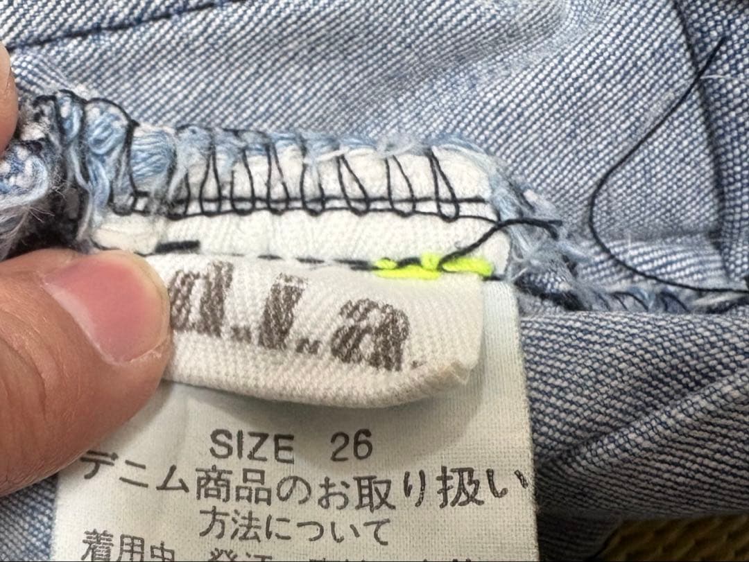 d.i.a ラメ入りデニムショートパンツ ネオン糸 26インチ