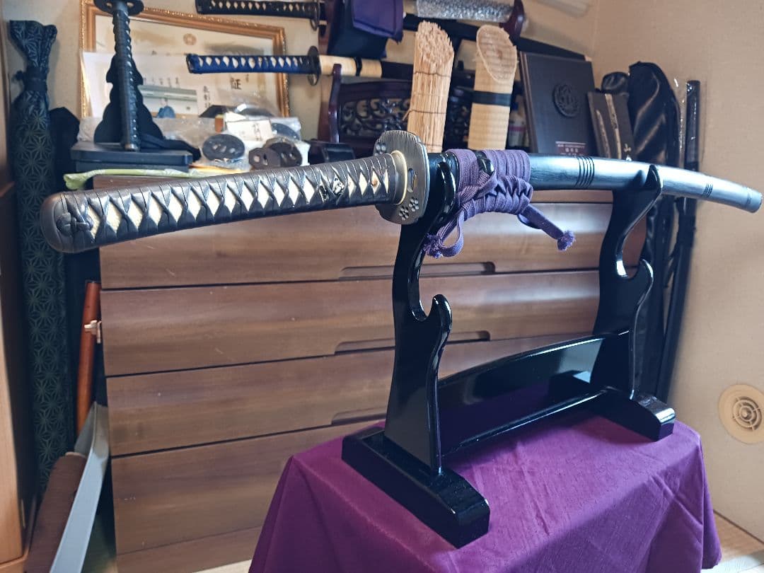 れお、模造刀真剣拵え 鞘.黒呂離れ千段、本朴木鮫牛革巻き、鉄鍔.鉄縁頭