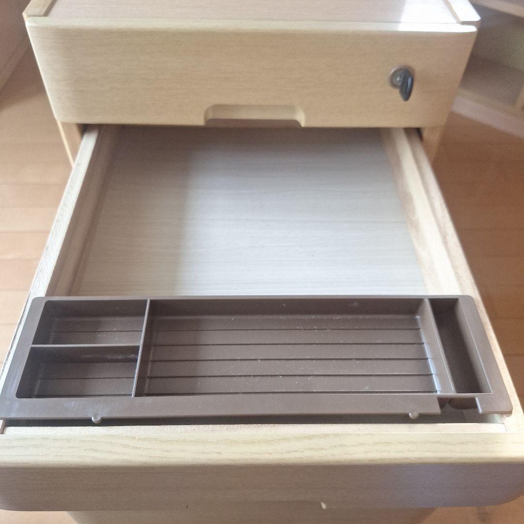 ナチュラルデザインの学習机 　　　　椅子なし