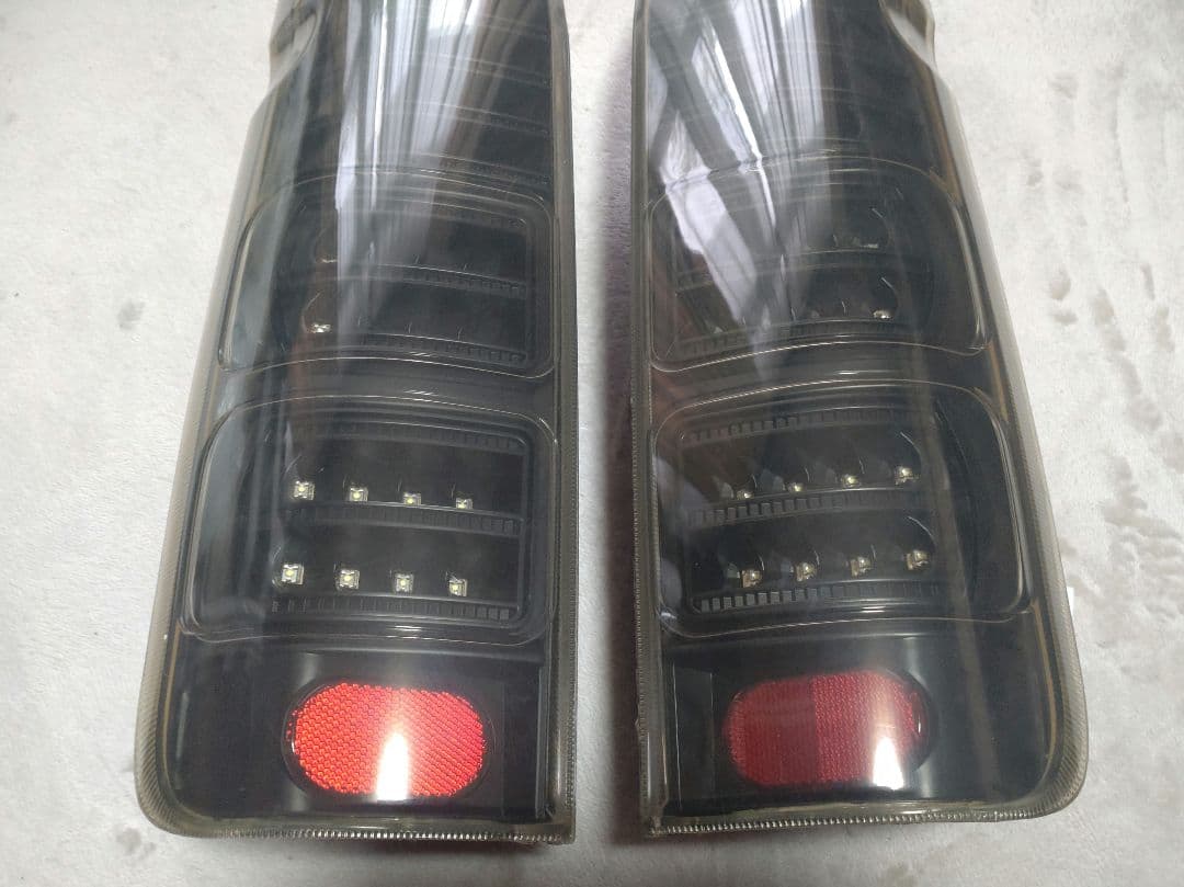 ハイエース 200系 フルLEDテールランプ 【点灯良好】【美品】【送料無料】