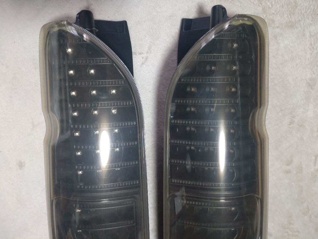 ハイエース 200系 フルLEDテールランプ 【点灯良好】【美品】【送料無料】