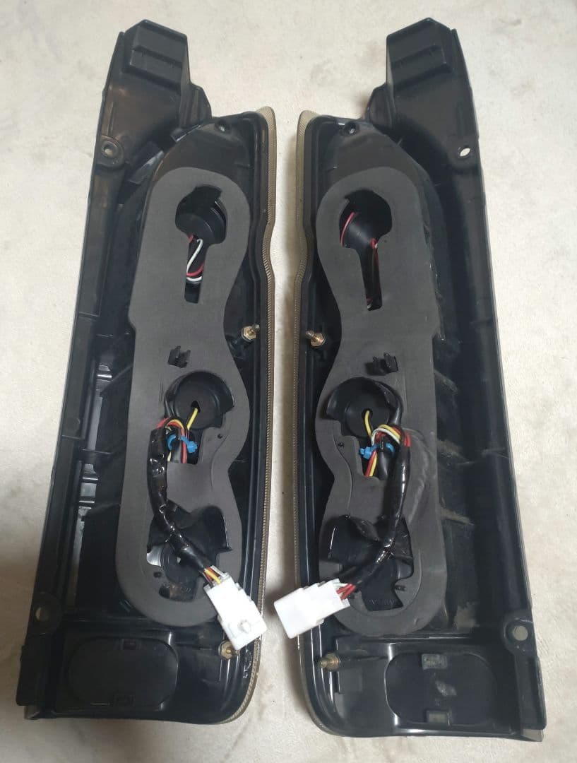 ハイエース 200系 フルLEDテールランプ 【点灯良好】【美品】【送料無料】