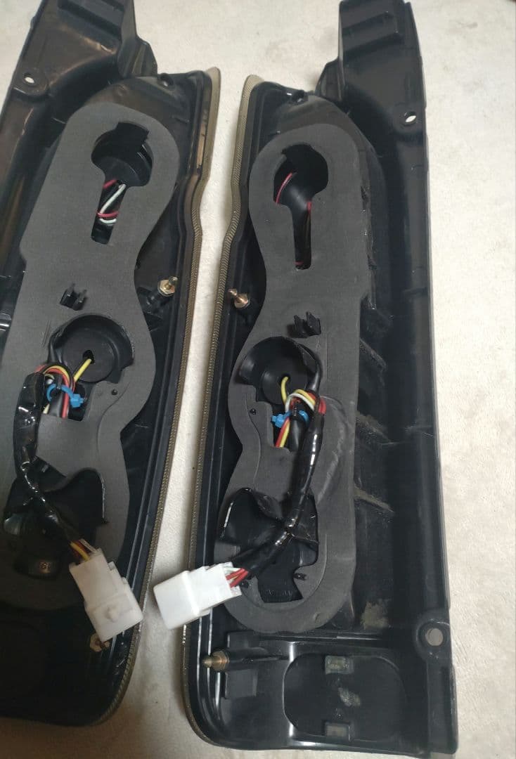 ハイエース 200系 フルLEDテールランプ 【点灯良好】【美品】【送料無料】