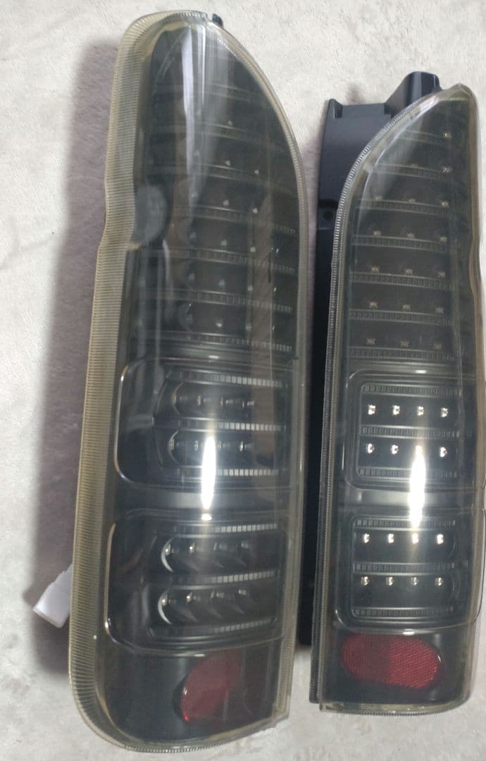 ハイエース 200系 フルLEDテールランプ 【点灯良好】【美品】【送料無料】