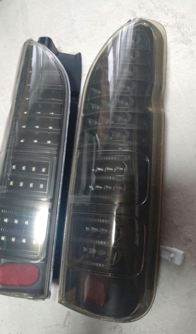 ハイエース 200系 フルLEDテールランプ 【点灯良好】【美品】【送料無料】