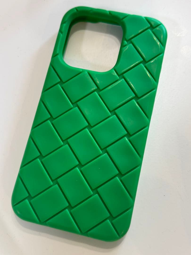 iPhone 15 Pro ボッテガヴェネタ　スマホケース　緑　シリコン　人気色