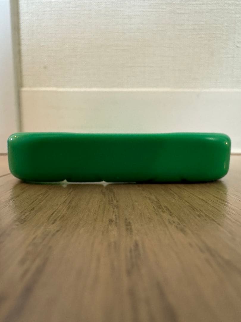 iPhone 15 Pro ボッテガヴェネタ　スマホケース　緑　シリコン　人気色