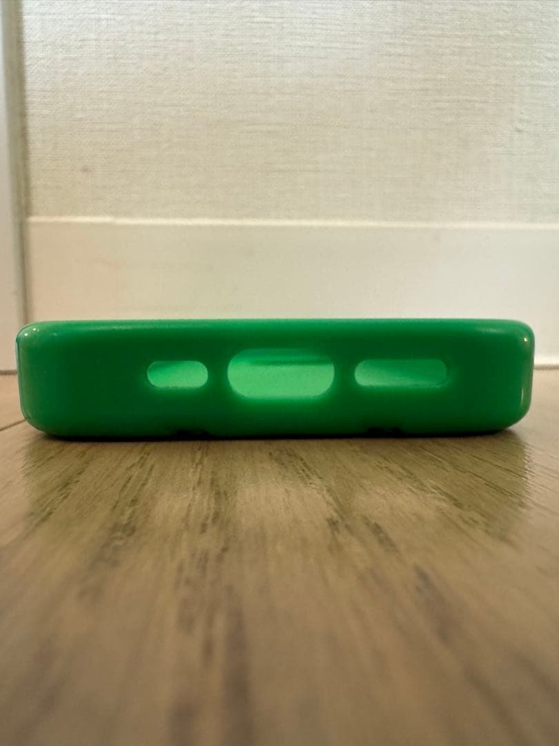 iPhone 15 Pro ボッテガヴェネタ　スマホケース　緑　シリコン　人気色