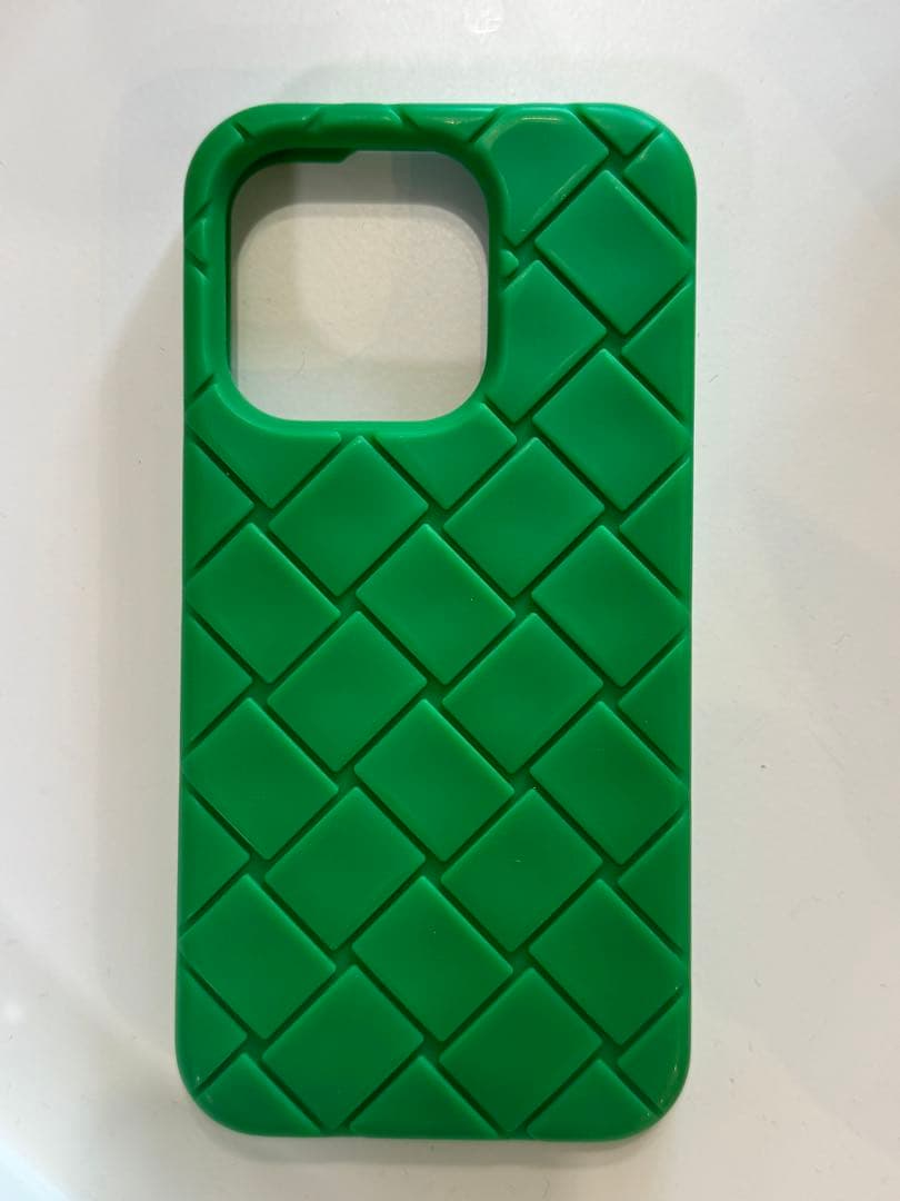 iPhone 15 Pro ボッテガヴェネタ　スマホケース　緑　シリコン　人気色
