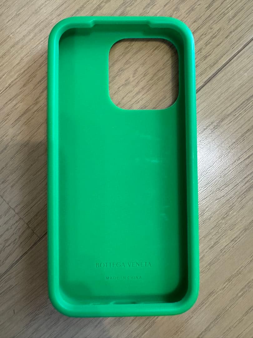 iPhone 15 Pro ボッテガヴェネタ　スマホケース　緑　シリコン　人気色