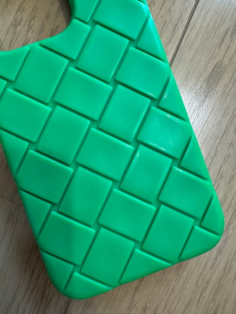 iPhone 15 Pro ボッテガヴェネタ　スマホケース　緑　シリコン　人気色