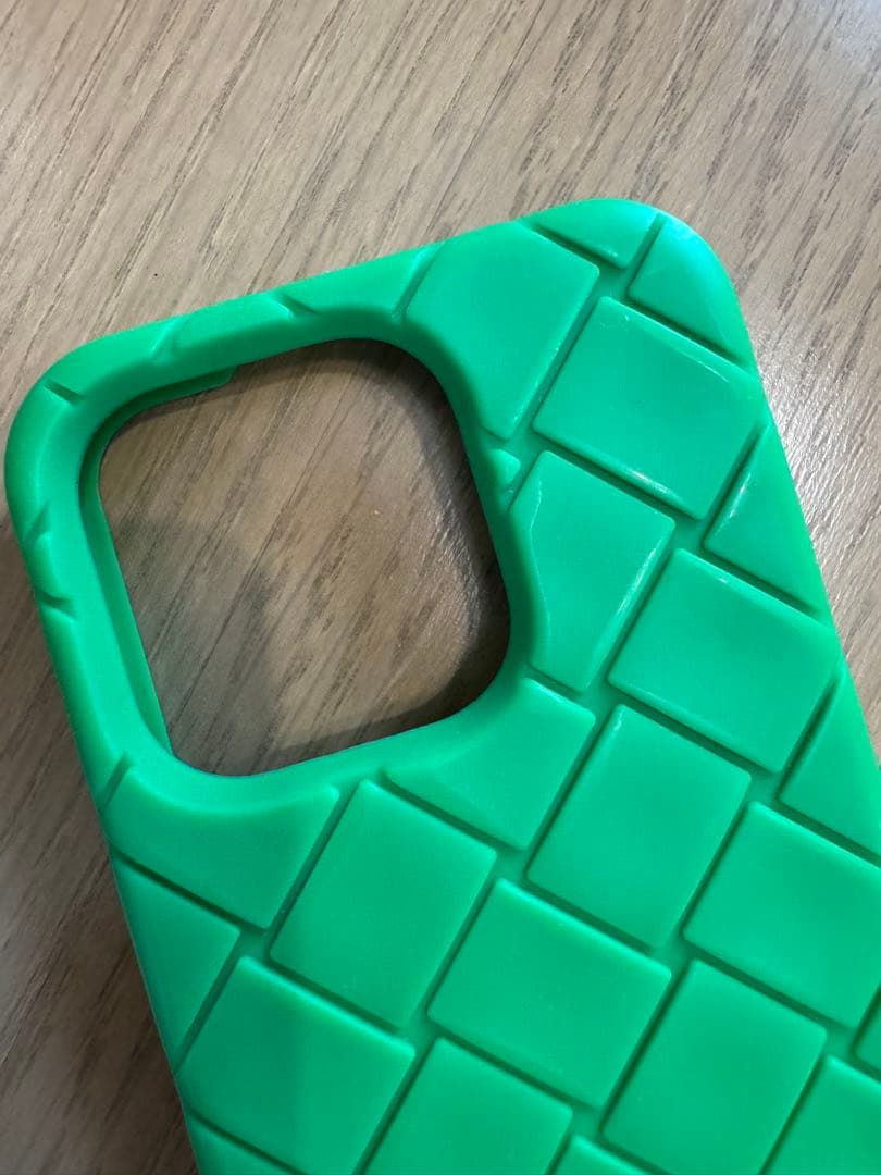iPhone 15 Pro ボッテガヴェネタ　スマホケース　緑　シリコン　人気色