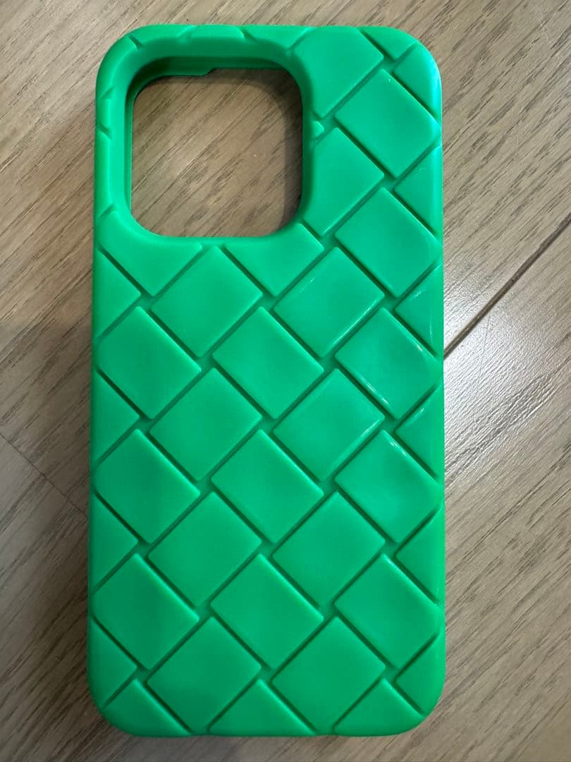 iPhone 15 Pro ボッテガヴェネタ　スマホケース　緑　シリコン　人気色