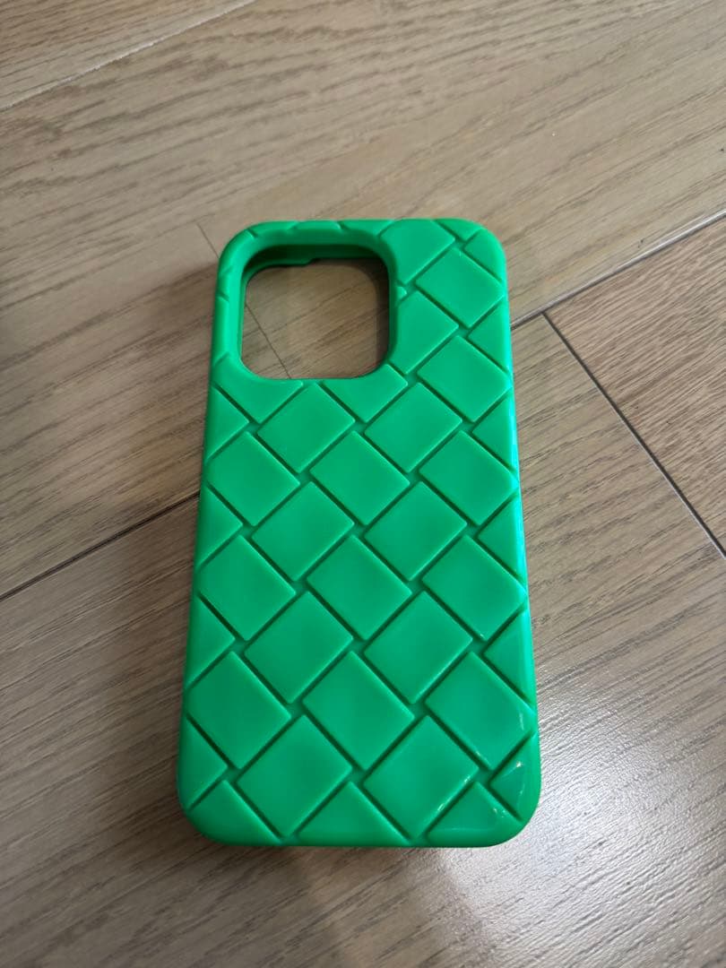 iPhone 15 Pro ボッテガヴェネタ　スマホケース　緑　シリコン　人気色