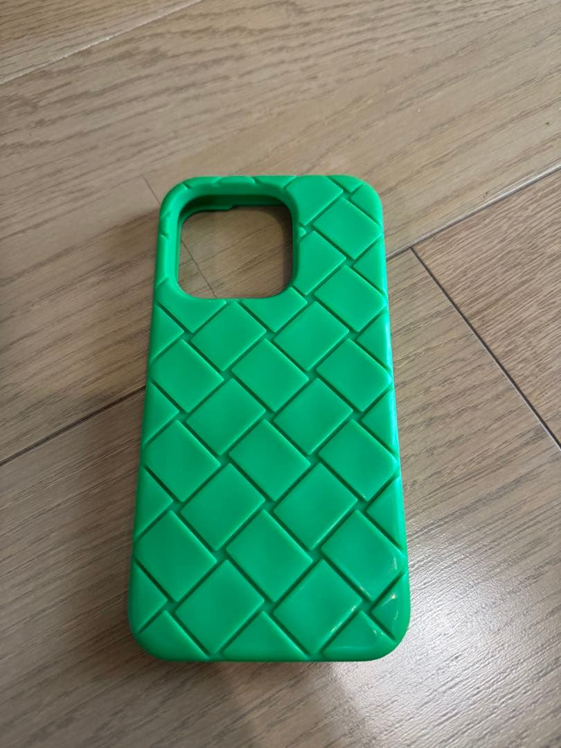 iPhone 15 Pro ボッテガヴェネタ　スマホケース　緑　シリコン　人気色