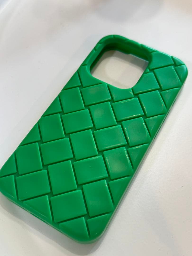 iPhone 15 Pro ボッテガヴェネタ　スマホケース　緑　シリコン　人気色