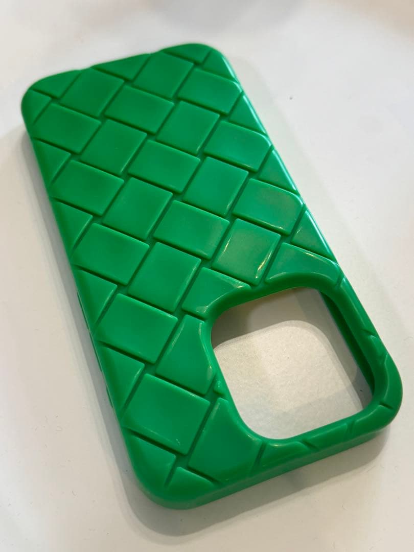 iPhone 15 Pro ボッテガヴェネタ　スマホケース　緑　シリコン　人気色