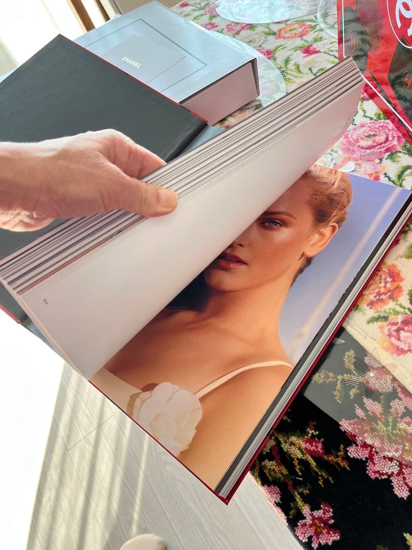 CHANEL書籍 CHANELメイクの100年のメゾンのストーリーを綴った本