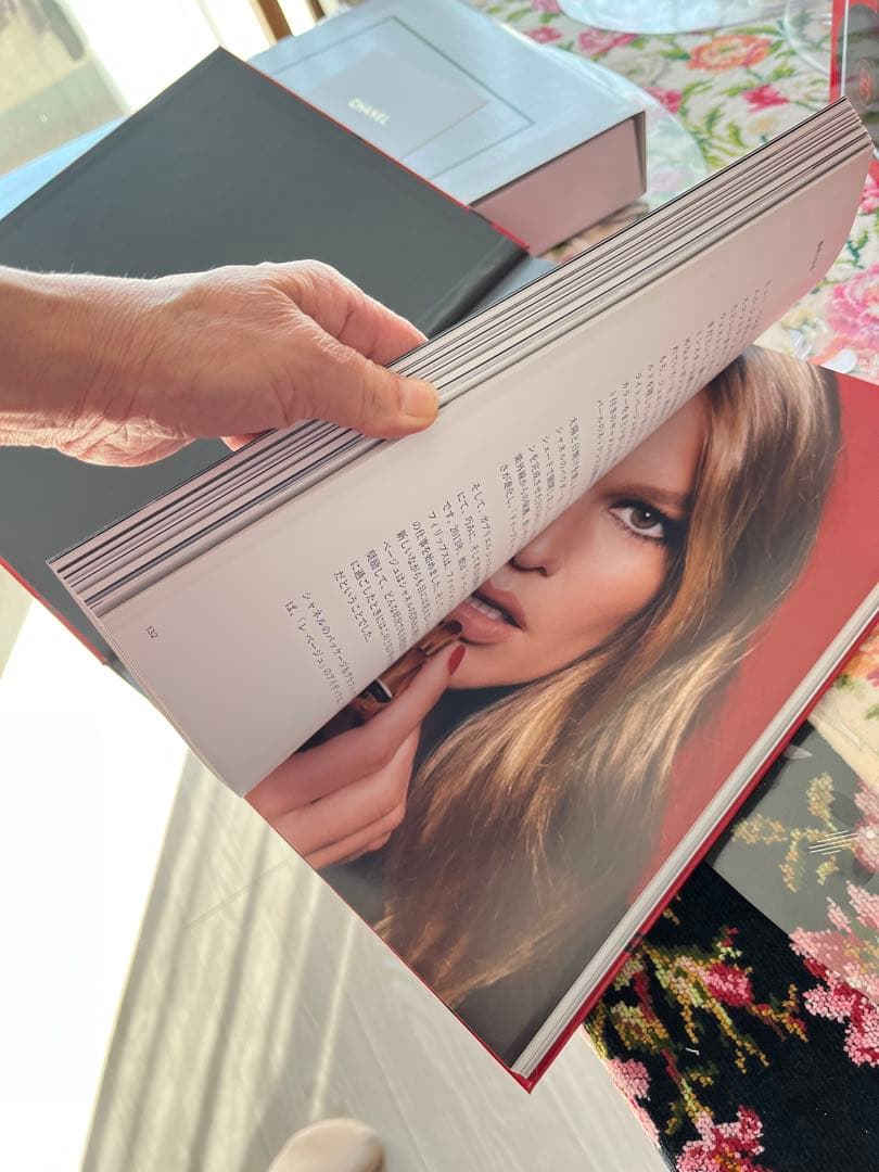 CHANEL書籍 CHANELメイクの100年のメゾンのストーリーを綴った本