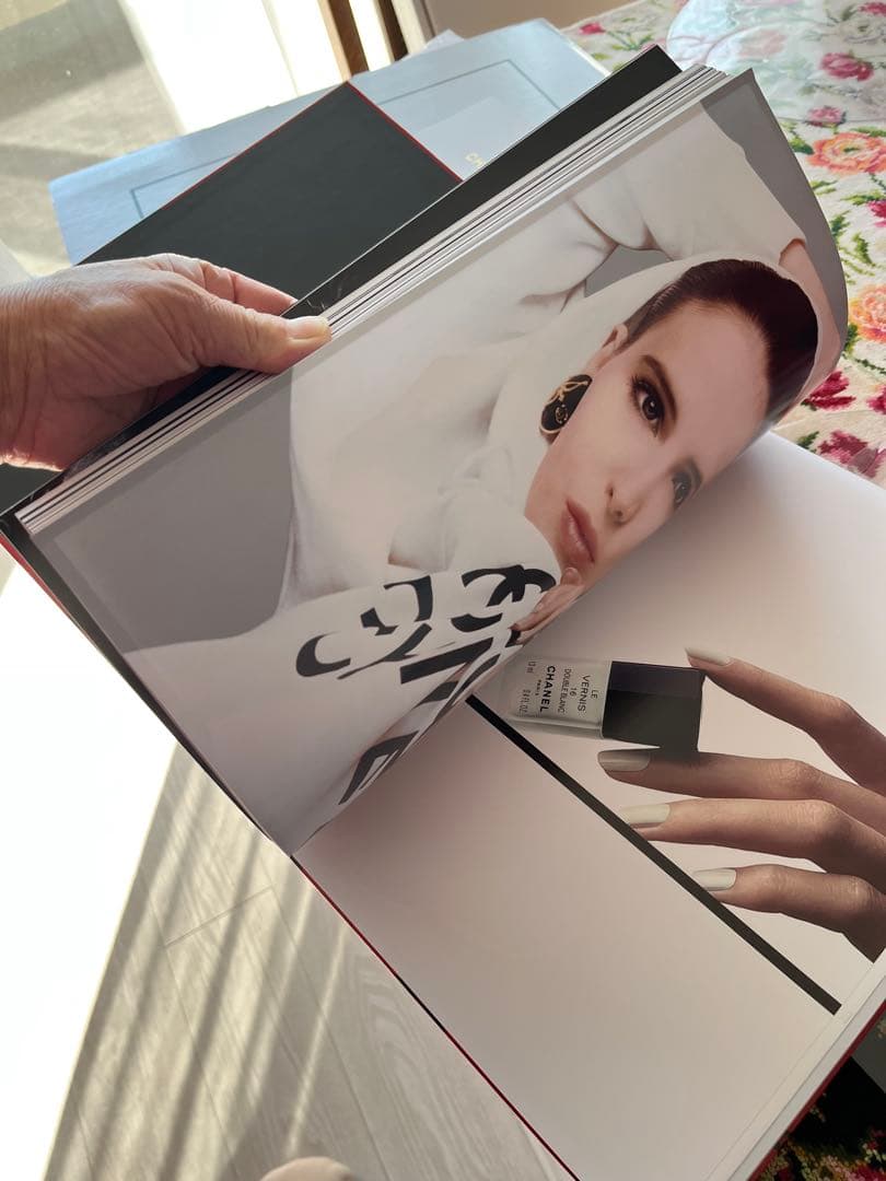 CHANEL書籍 CHANELメイクの100年のメゾンのストーリーを綴った本