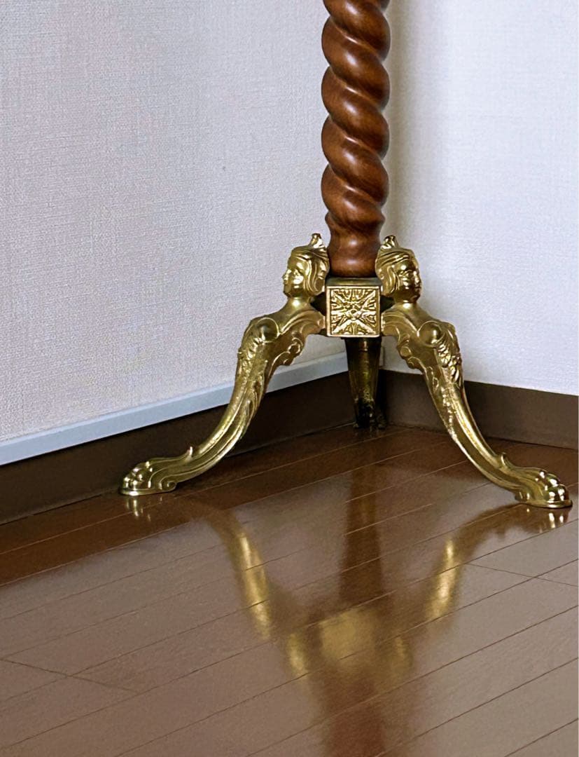 装飾的なコートハンガー