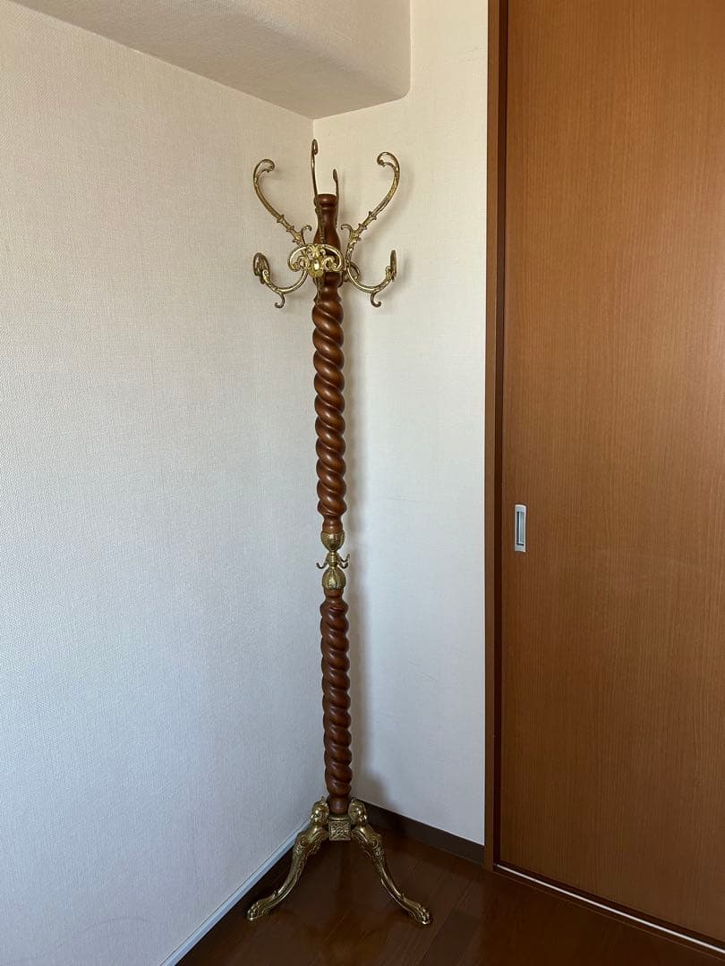 装飾的なコートハンガー