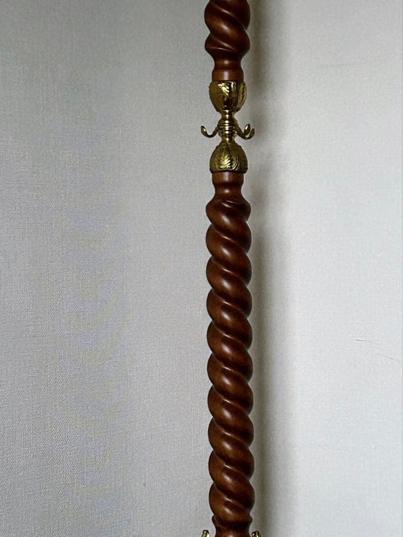 装飾的なコートハンガー