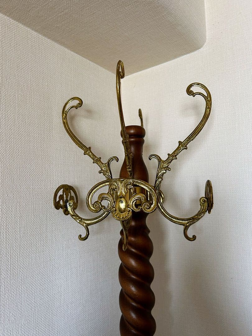 装飾的なコートハンガー