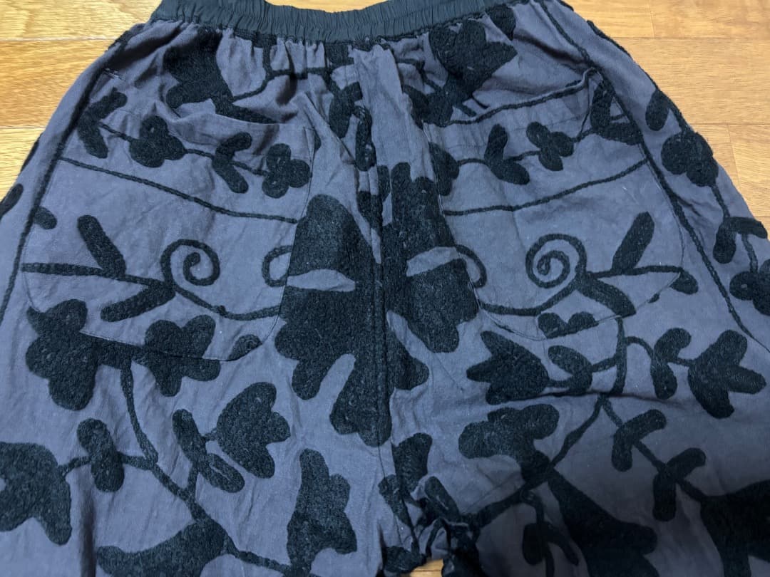 pokipee 花柄刺繍 カジュアルパンツ